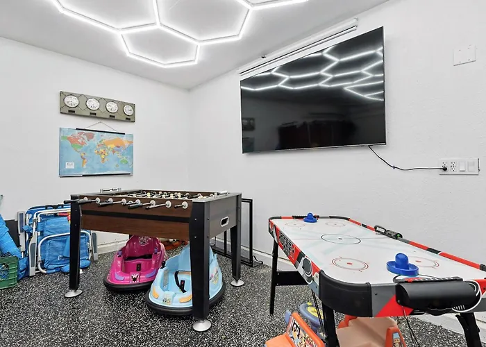 Holiday home Family Fun 4-bedroom House House With Free Heated Pool & Hot Tub & Game & Mini Golf In *