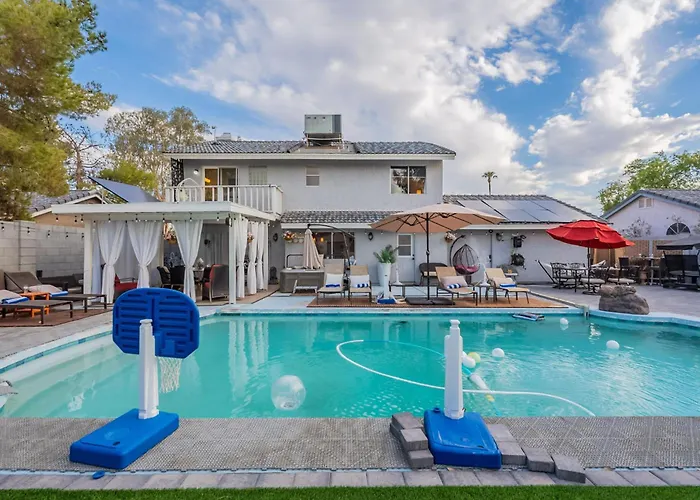 Family Fun 4-bedroom House House With Free Heated Pool & Hot Tub & Game & Mini Golf In