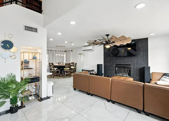 Holiday home Family Fun 4-bedroom House House With Free Heated Pool & Hot Tub & Game & Mini Golf In